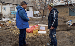 Kyrgyz man receiving aid from IOM